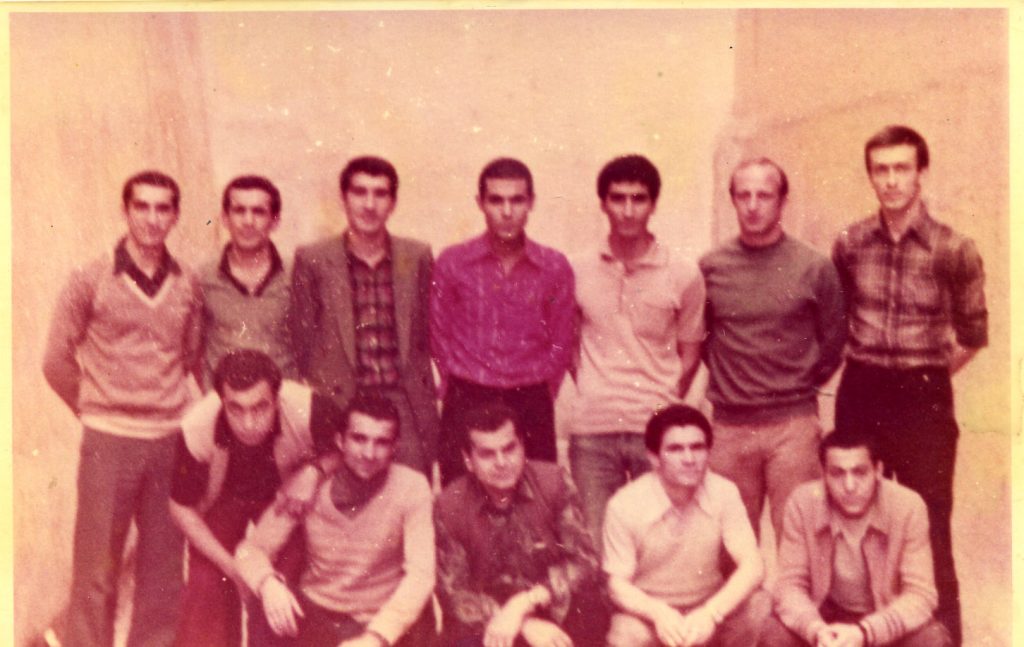 1983-Sultanahmet Hapishanesi Ayakta duranlardan ortadaki Ünal Küçükbayrak nal K