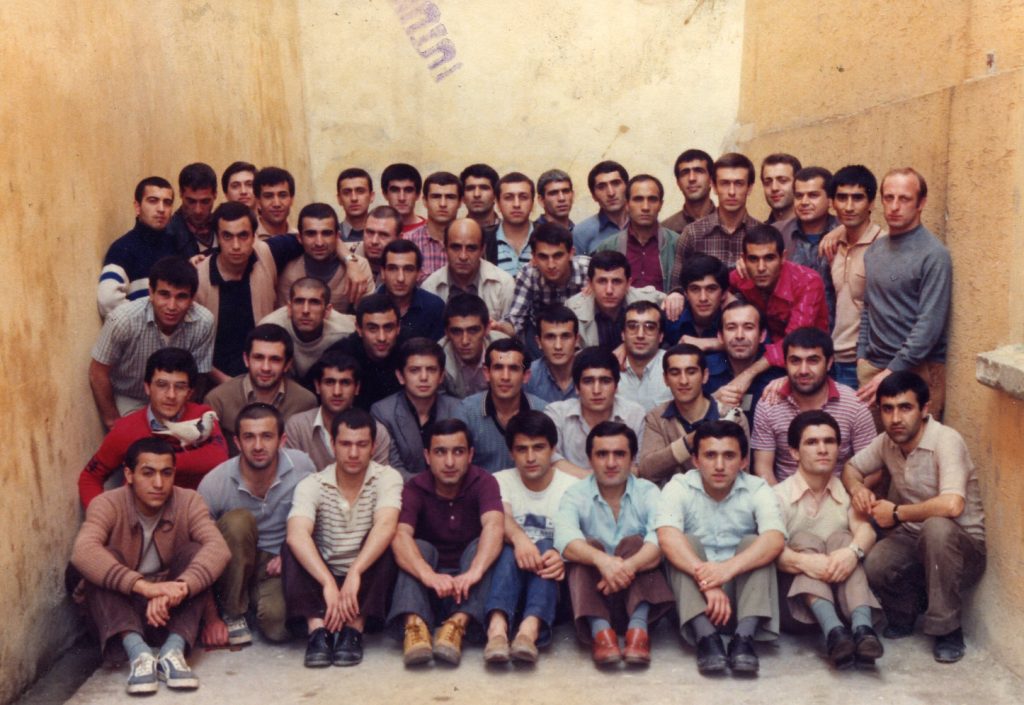 1983-Sultanahmet Hapishanesi Ortada eğilmiş olan Ünal Küçükbayrak